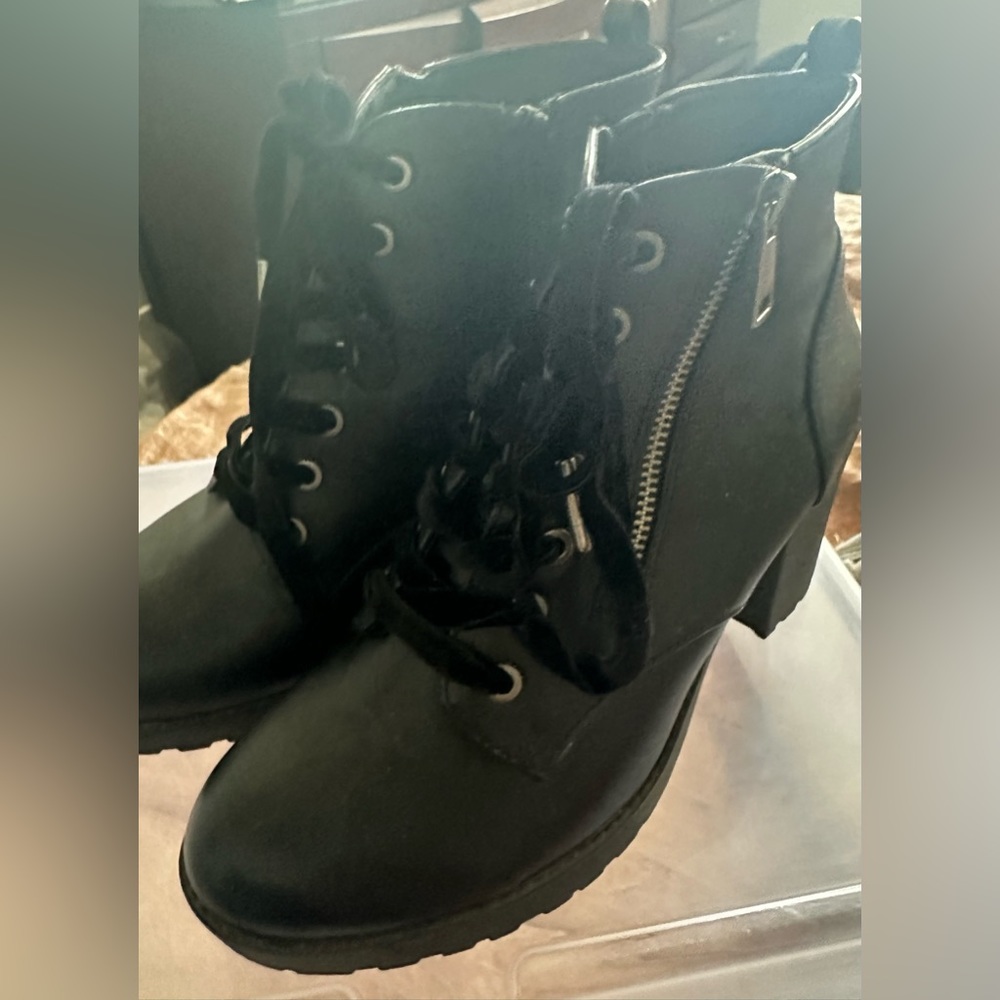 Mossimo boots. Only worn 1x